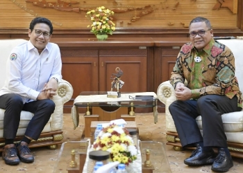 Rektor UNG, Eduart Wolok (kanan), bersama Menteri Desa dan PTT, A. Halim Iskandar.
