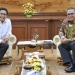 Rektor UNG, Eduart Wolok (kanan), bersama Menteri Desa dan PTT, A. Halim Iskandar.