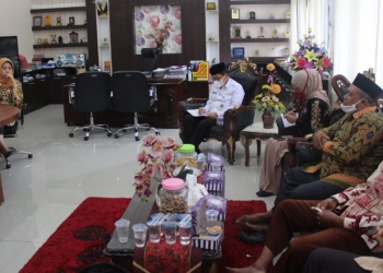 Sekretaris Daerah Hadijah U Tayeb Bersama Anggota dan Kepala Kementerian Agama Kabupaten Gorontalo Mengadakan Rapat Terkait Pembahasan Pelaksanaan Isra Mi'raj. (Putra/Gopos)
