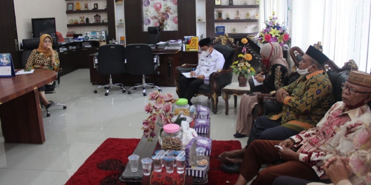 Sekretaris Daerah Hadijah U Tayeb Bersama Anggota dan Kepala Kementerian Agama Kabupaten Gorontalo Mengadakan Rapat Terkait Pembahasan Pelaksanaan Isra Mi'raj. (Putra/Gopos)