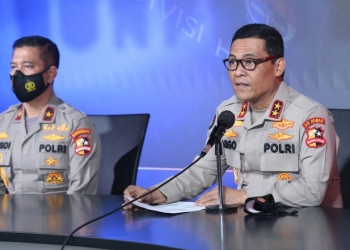 Kadiv Humas Polri, Irjen Pol Argo Yuwono (kanan) memberi penjelasan terkait bom bunuh diri di Makassar