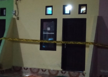 Lokasi penemuan jenazah Fajrin alias Jessica terpasang garis polisi. (Sari/gopos)