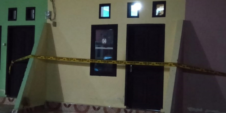 Lokasi penemuan jenazah Fajrin alias Jessica terpasang garis polisi. (Sari/gopos)