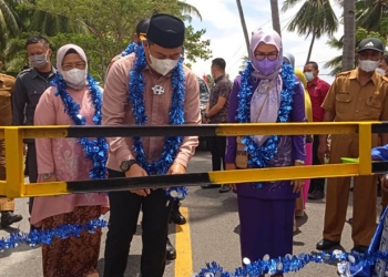 Pencanangan Kampung Tangguh Nusantara di Desa Monano, Kecamatan Bone oleh Bupati Bone Bolango Hamim Pou didampingi Wakil Bupati Merlan S. Uloli, dan Wakapolres Bone Bolango Kompol Abdul Rachman, dan Ketua TP PKK Bone Bolango Lolly Hamim Pou. (Foto AKP/Kominfo)