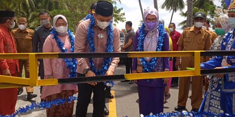 Pencanangan Kampung Tangguh Nusantara di Desa Monano, Kecamatan Bone oleh Bupati Bone Bolango Hamim Pou didampingi Wakil Bupati Merlan S. Uloli, dan Wakapolres Bone Bolango Kompol Abdul Rachman, dan Ketua TP PKK Bone Bolango Lolly Hamim Pou. (Foto AKP/Kominfo)