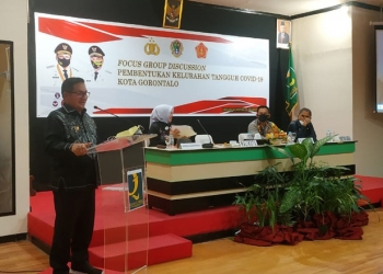 KAMPUNG TANGGUH - Wali Kota Gorontalo, Marten Taha saat memberikan sambutan pada kegiatan Forum Group Discussion (FGD) Pembentukan Kelurahan Tangguh Covid 19 Kota Gorontalo di Hotel Grand Q, Kamis (4/3/2021). Foto (Ari/Gopos)