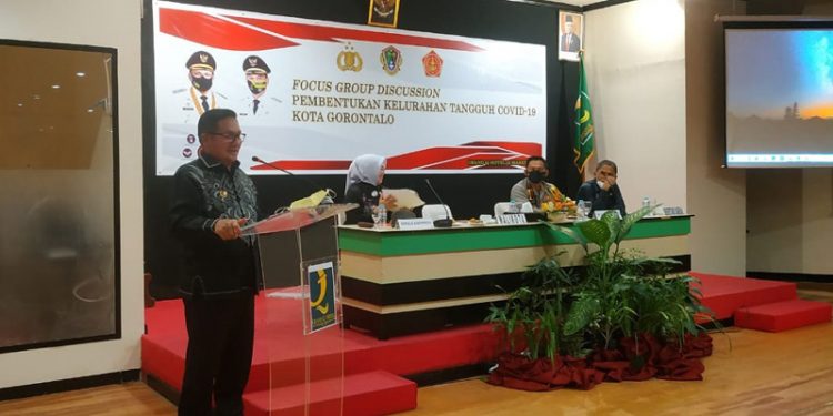 KAMPUNG TANGGUH - Wali Kota Gorontalo, Marten Taha saat memberikan sambutan pada kegiatan Forum Group Discussion (FGD) Pembentukan Kelurahan Tangguh Covid 19 Kota Gorontalo di Hotel Grand Q, Kamis (4/3/2021). Foto (Ari/Gopos)