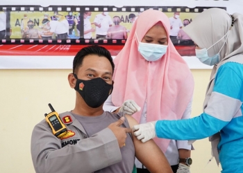 VAKSINASI COVID - Kapolres Gorontalo Kota, AKBP Desmont Harjendro AP, menjalani vaksinasi covid-19. (Humas Polres Gorontalo Kota)