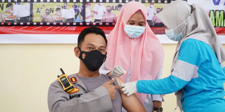 VAKSINASI COVID - Kapolres Gorontalo Kota, AKBP Desmont Harjendro AP, menjalani vaksinasi covid-19. (Humas Polres Gorontalo Kota)