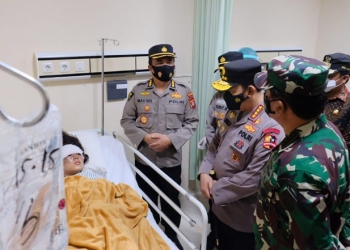 Kapolri Jenderal Listyo Sigit Prabowo bersama Panglima TNI Marsekal Hadi Tjahjanto saat menjenguk korban terdampak bom Bunuh Diri Makasar Sulawesi Selatan (istimewa)
