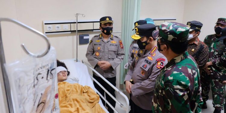 Kapolri Jenderal Listyo Sigit Prabowo bersama Panglima TNI Marsekal Hadi Tjahjanto saat menjenguk korban terdampak bom Bunuh Diri Makasar Sulawesi Selatan (istimewa)