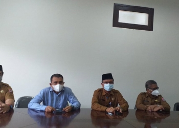 Pembina Kekraf Bone Bolango Irwan Bempah bersama Sekda Bone Bolango Ishak Ntoma dan Beberapa Pimpinan OPD saat menggelar konferensi pers terkait persoalan yang tengah dihadapi oleh Kekraf Bone Bolango