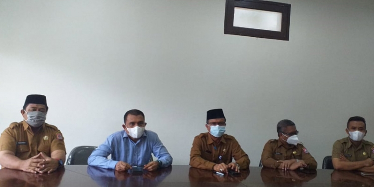 Pembina Kekraf Bone Bolango Irwan Bempah bersama Sekda Bone Bolango Ishak Ntoma dan Beberapa Pimpinan OPD saat menggelar konferensi pers terkait persoalan yang tengah dihadapi oleh Kekraf Bone Bolango