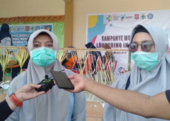 Kepala Puskesmas Toto Utara dr.   Ivone Taha (kiri) didampingi Faldun Abubakar selaku pengelola Program Kesehatan Tradisional (kanan). Foto: (Sari/gopos)