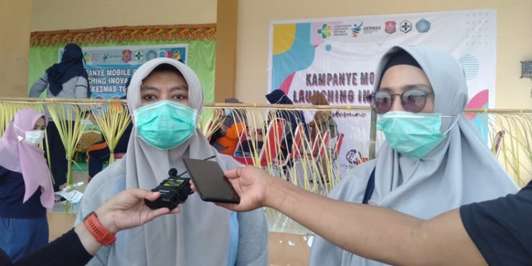 Kepala Puskesmas Toto Utara dr.   Ivone Taha (kiri) didampingi Faldun Abubakar selaku pengelola Program Kesehatan Tradisional (kanan). Foto: (Sari/gopos)
