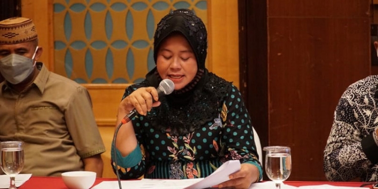 Foto cop/: Ketua Komisi B Dewan Perwakilan Rakyat Daerah (DPRD) Kota Gorontalo, Leni Ontalu saat mengikuti rapat khusus Komisi B bersama Organisasi Perangkat Daerah (OPD) Kota Gorontalo, Rabu (10/9/2021). f. (Humas Dekot Gorontalo).