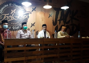 PERPRES MIRAS - Ketua MUI Provinsi Gorontalo, Abdurrahman Abubakar Bachmid (kedua kanan), bersama pengurus MUI Provinsi Gorontalo memberi apresiasi langkah Presiden yang mencabut izin investasi miras. (hasanudin/gopos)