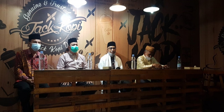 PERPRES MIRAS - Ketua MUI Provinsi Gorontalo, Abdurrahman Abubakar Bachmid (kedua kanan), bersama pengurus MUI Provinsi Gorontalo memberi apresiasi langkah Presiden yang mencabut izin investasi miras. (hasanudin/gopos)