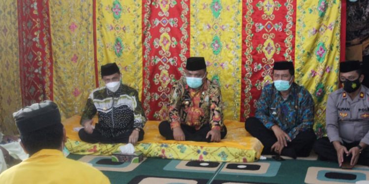Suasana Prosesi Adat Mopotilolo Bupati dan Wakil Bupati Gorontalo Nelson Pomalingo dan Hendra S Hemeto di Kecamatan Motilango (Putra/Gopos)