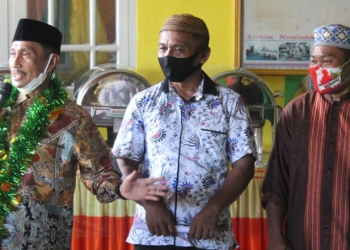 Bupati Gorontalo Nelson Pomalingo saat memberikan bantuan BSPS secara simbolis Kepada 2 orang di desa Tabumela Kecamatan Tilango (Putra/Gopos).
