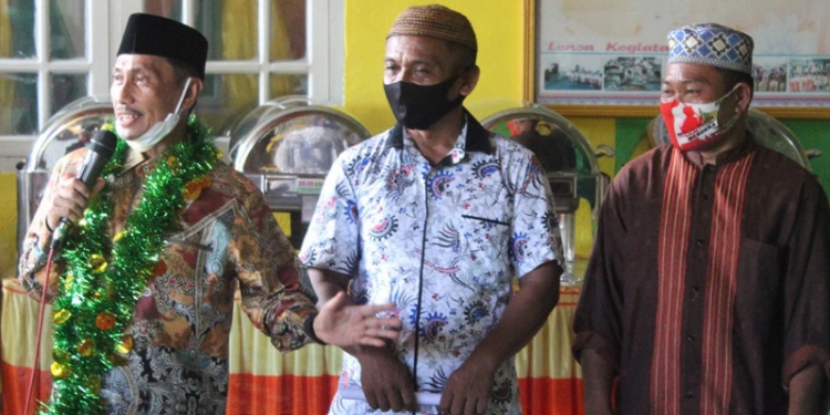 Bupati Gorontalo Nelson Pomalingo saat memberikan bantuan BSPS secara simbolis Kepada 2 orang di desa Tabumela Kecamatan Tilango (Putra/Gopos).