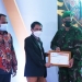 Bupati Gorontalo, Nelson Pomalingo (tengah), saat menyerahkan secara simbolis piagam penghargaan dari KPU Kabupaten  Gorontalo kepada Dandim 1314 Gorontalo Utara, di Balrom Maqna Hotel Kota Gorontalo, (Putra Gopos)