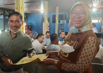 Nelson Pomalingo memberikan bantuan Untuk Himpunan Mahasiswa Islam (HMI) Cabang Tondano. (Istimewa)