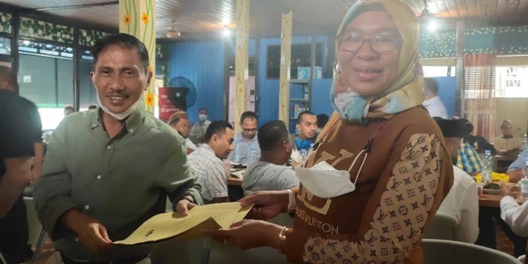 Nelson Pomalingo memberikan bantuan Untuk Himpunan Mahasiswa Islam (HMI) Cabang Tondano. (Istimewa)