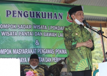 Bupati Nelson Pomalingo saat hendak melakukan pengukuhan di Desa Botuboluwo (putra Gopos)