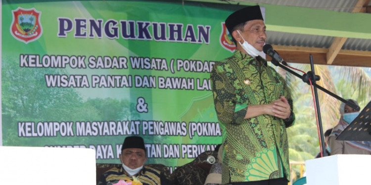 Bupati Nelson Pomalingo saat hendak melakukan pengukuhan di Desa Botuboluwo (putra Gopos)