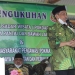 Bupati Nelson Pomalingo saat hendak melakukan pengukuhan di Desa Botuboluwo (putra Gopos)