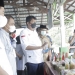 Kepala OJK Wilayah Sulawesi Utara, Gorontalo, dan Maluku Utara Darwisman yang didamping oleh Bupati Bone Bolango Hamim Pou saat meninjau pameran hasil pertanian dan UMKM di RM. Meranti (foto Irul/Kominfo).