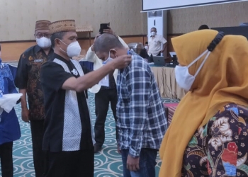 SOSIAL - Sekretaris Daerah Kota Gorontalo, Ismail Madjid saat membuka Bimbingan Teknis Dasar Pekerja Sosial Masyarakat (PSM) Kota Gorontalo tahun 2021 di Hotel Grand Q, Jum'at (5/3/2021). Foto (Ari/Gopos)