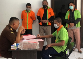 PELIMPAHAN PERKARA - Ditreksrimum Polda Gorontalo melimpahkan berkas perkara pengeroyokan terhadap anggota TNI ke Kejati Gorontalo. (Humas Polda Gorontalo)