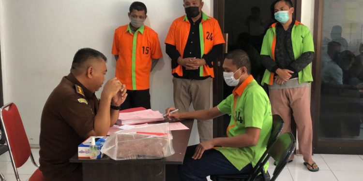 PELIMPAHAN PERKARA - Ditreksrimum Polda Gorontalo melimpahkan berkas perkara pengeroyokan terhadap anggota TNI ke Kejati Gorontalo. (Humas Polda Gorontalo)