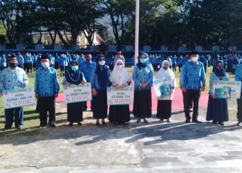 Wakil Bupati Bone Bolango Merlan Uloli saat foto bersama dengan seluruh anggota KORPRI Kabupaten Bone Bolango (Indra/Gopos)