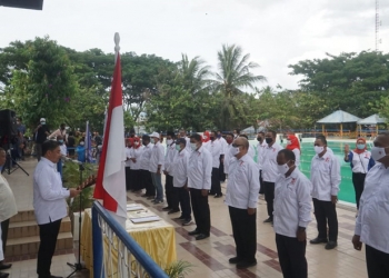 Ketua Umum PRSI Provinsi Gorontalo Hamim Pou saat melantik Pengurus PRSI Kabupaten Bone Bolango dan Kota Gorontalo, Jumat (5/3/2021). (Foto Onal/Prokopim)