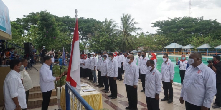 Ketua Umum PRSI Provinsi Gorontalo Hamim Pou saat melantik Pengurus PRSI Kabupaten Bone Bolango dan Kota Gorontalo, Jumat (5/3/2021). (Foto Onal/Prokopim)
