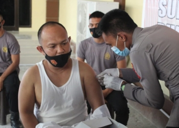 Penyuntikan Vaksinasi Astrazeneca kepada Anggota Polri Polda Gorontalo (Putra Gopos)