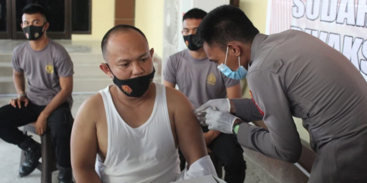 Penyuntikan Vaksinasi Astrazeneca kepada Anggota Polri Polda Gorontalo (Putra Gopos)