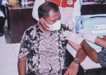 Staf Kominfo Kabupaten Gorontalo menjalani penyuntikan vaksin Covid-19, Selasa (30/3/2021). (istimewa)