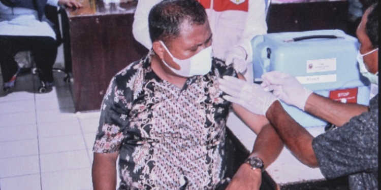 Staf Kominfo Kabupaten Gorontalo menjalani penyuntikan vaksin Covid-19, Selasa (30/3/2021). (istimewa)