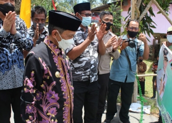 Neslon Pomalingo saat melakukan peresmian jalan sepanjang 2 Kilometer di Desa Mulyonegoro, Kecamatan Pulubala Kabupaten Gorontalo. (putra/Gopos)