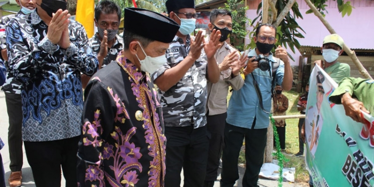 Neslon Pomalingo saat melakukan peresmian jalan sepanjang 2 Kilometer di Desa Mulyonegoro, Kecamatan Pulubala Kabupaten Gorontalo. (putra/Gopos)