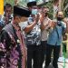 Neslon Pomalingo saat melakukan peresmian jalan sepanjang 2 Kilometer di Desa Mulyonegoro, Kecamatan Pulubala Kabupaten Gorontalo. (putra/Gopos)