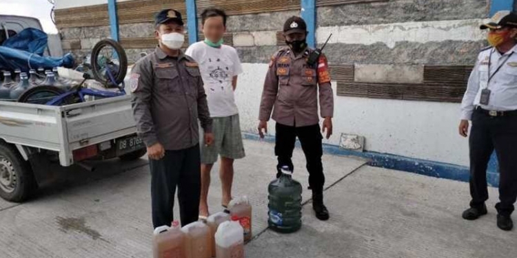 Polsek KPG Gorontalo mengamakan ratusan liter miras cap tikus yang hendak dibawa ke wilayah Kabupaten Banggai, Sulawesi Tengah. (Dok. Humas Polda Gorontalo)