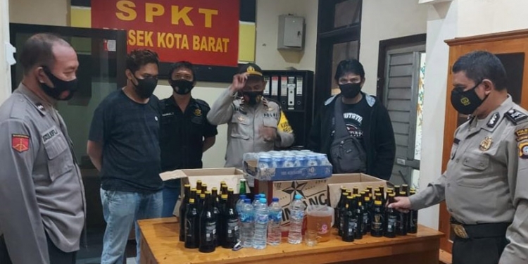 MIRAS - Puluhan Botol Miras berhasil di amankan Polsek Kota Barat. Foto Istimewa