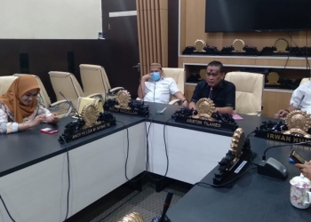 Ketua Komisi C DPRD Kota Gorontalo, Ariston Tilamelo, saat memimpin Rapat Komisi  bersama Kepala Bagian Uniat Kerja Pengadaan Barang dan Jasa (UKPBJ), Jumat (12/2021). (foto/ramlan/gopos)