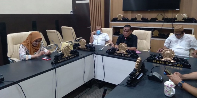 Ketua Komisi C DPRD Kota Gorontalo, Ariston Tilamelo, saat memimpin Rapat Komisi  bersama Kepala Bagian Uniat Kerja Pengadaan Barang dan Jasa (UKPBJ), Jumat (12/2021). (foto/ramlan/gopos)
