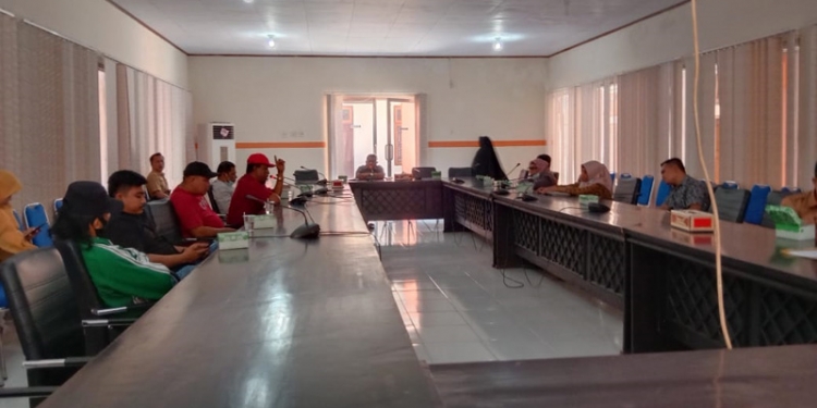 Rapat dengar pendapat DPRD Kabupaten Pohuwato bersama masyarakat penambang, Senin(08/03/2021). (Azhar/Gopos)
